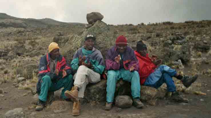 Traeger am  Kilimanjaro